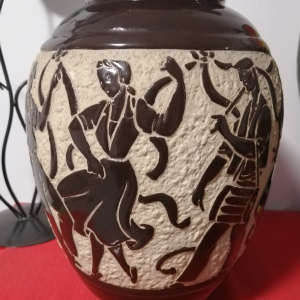 Vase signé R le coronne