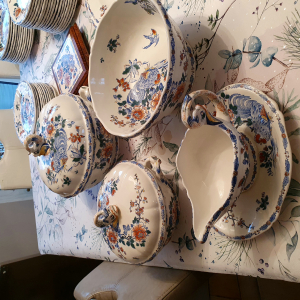 Service Delft colorié forme dauphin