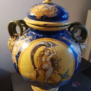 Pot à pharmacie couvert à deux anses  motif allégorie de la fortune