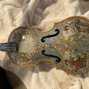 Violon porcelaine cassé