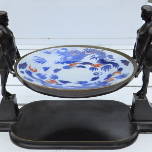 Surtout de table en bronze patiné représentant 2 centaures tenant une assiette en porcelaine de Chine - Fin XIXème