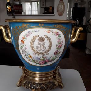 Paire de pot en porcelaine de Sèvres du château de St Cloud
