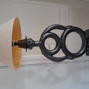 Lampe de salon intitulée "Kung Fu" et signée Jean Marais