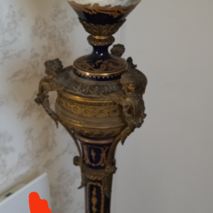 Colonne estampillée Sèvres