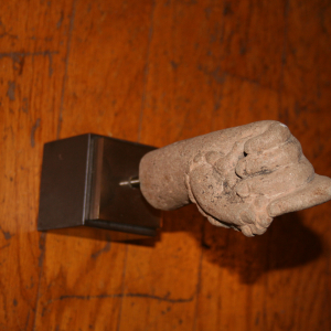 MAIN EN GRES GRIS TENANT UN ROSAIRE