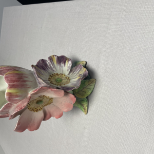 Vase pensées et tulipe signe Delphin massier vallauris