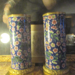 PAIRE DE VASES CYLINDRIQUES PORCELAINE MONTURE BRONZE DORE