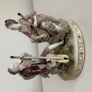 Personnages en porcelaine polychrome