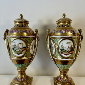 Paire de Vases pot pourri en porcelaine