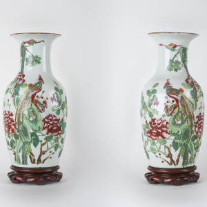 Paire de vases chinois anciens en porcelaine avec socles