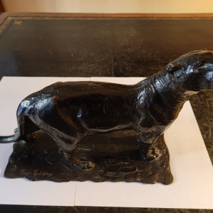 Lionne en bronze signée Godchaux