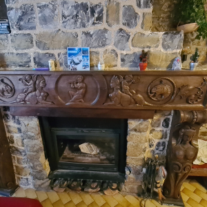 Linteau et colonnes de cheminée en bois sculpté.