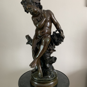 Sculpture en bronze d'un enfant assis avec corbeille 50cm
