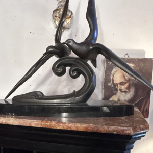 Sculpture en bronze représentant deux oiseaux en vol