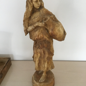 Statuette La vendeuse de lagmi en terre cuite