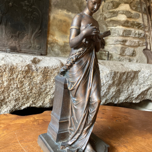 Sculpture en bronze d'une jeune femme lisant, signée Carrier