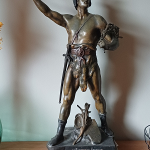 Sculpture en bronze Victorieux, signé E PICAULT
