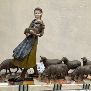 Bergère et son troupeau de moutons en régule et ivoirine sur marbre signée R. LULLIER (né en 1886)  art déco