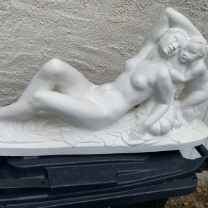 Sculpture femme nue allongée et enfant en plâtre