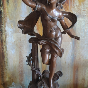 Sculpture d'une figure ailée en métal bronze, socle bois