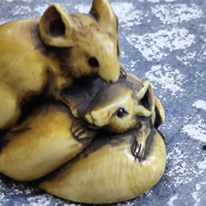 Netsuke décoratif en os représentant deux souris