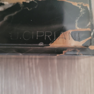 Socle en marbre noir avec statue femme agenouillée caressant un chien