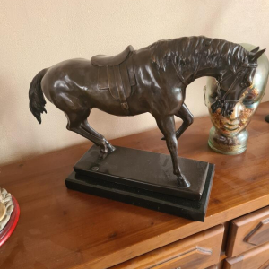 Sculpture cheval en bronze signé Barye sur socle noir