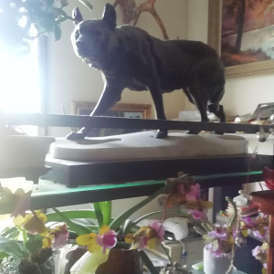 Bronze loup marchant dans la neige de Valton