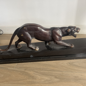 Sculpture de panthère en bronze sur socle en marbre