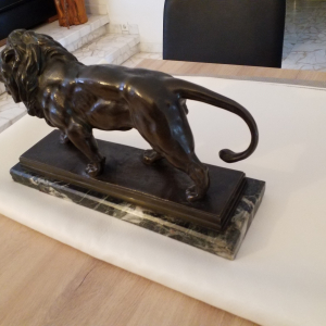 Lion signé Barye en bronze sur marbre, 37,7x9,7x23 cm