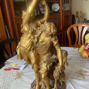 Sculpture en bronze doré représentant deux figures féminines