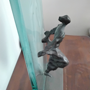 Sculpture figurative en métal intégrée à verre