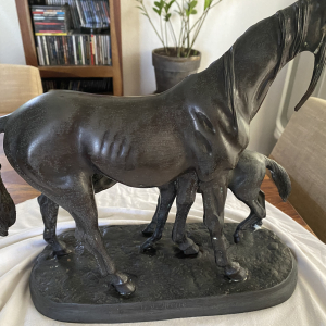 Sculpture Jument avec son poulain en bronze, signé P.J Mène
