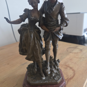 Statue en bronze couple en costume ancien