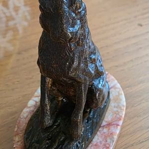 Sculpture lièvre bronze sur socle marbre rose