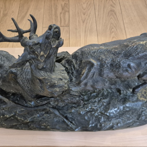 Sculpture en bronze de cerfs en combat