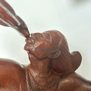 Sculpture en bois 64cm représentant un indigène et un serpent