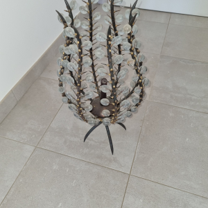 Lampe en fer forgé avec cabochons en verre