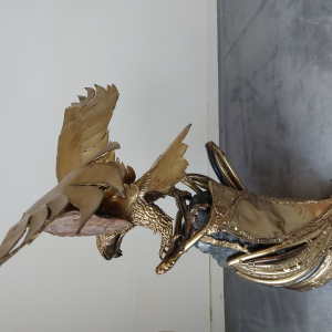 Magistral aigle laiton et mica sur amethyste géante