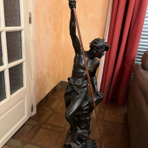 Bronze de Ferrand, pêcheur avec harpon en bois