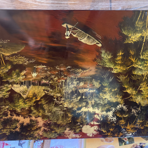 Panneau laqué avec une scène de paysage asiatique en or