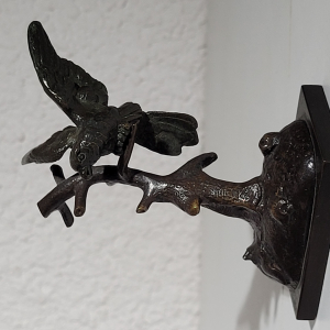 Petit bronze non signé oiseau sur une branche