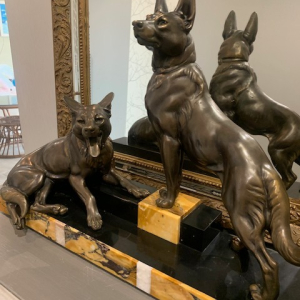 Sculpture L CARVIN Chiens sur socle en Marbre