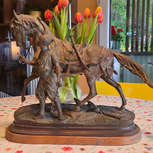 Bronze animalier signé Delabrierre représentant un cavalier et son cheval