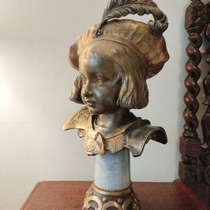 Statuette en bronze de jeune garçon, haut. 46cm