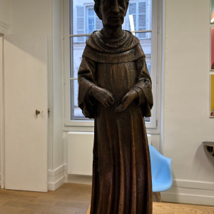 Statue de Saint Yves en bois, manoir breton