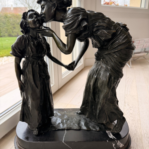 Sculpture bronze d'une femme embrassant son enfant