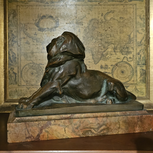 Lion de Bartoldi en bronze sur socle marbre rouge
