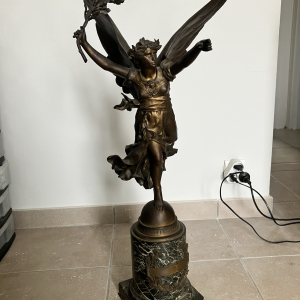 Statue en bronze : La Victoire de Jules Roulleau.