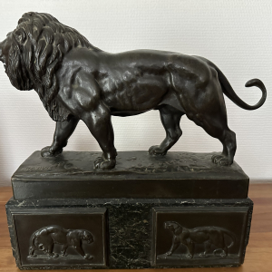 Sculpture lion en bronze sur marbre Barye XIXe